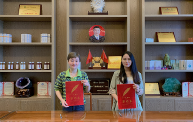 祝賀江西撫州市潘女士成功簽約翌芙萊加盟商！