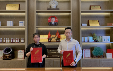 恭喜廣東潮州市潮安區(qū)龔女士成功簽約翌芙萊祛斑加盟店。